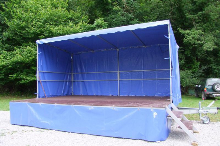 Scene mobile pour festivités ou évènements publics