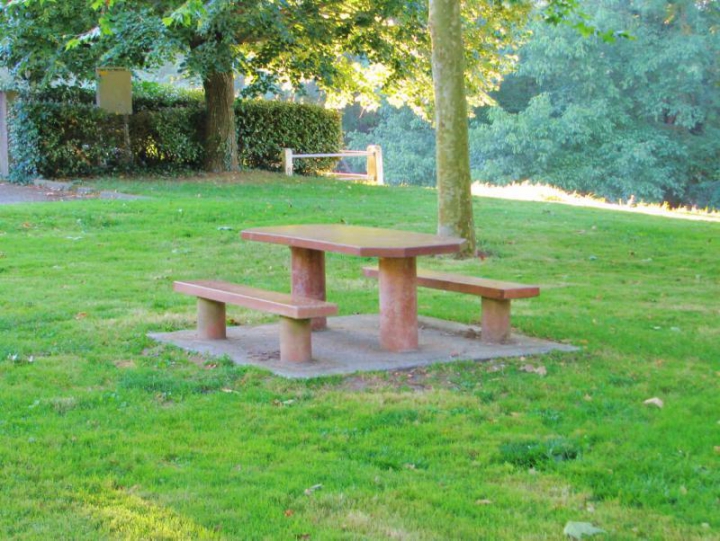 Table de pique-nique dans parc de collectivité