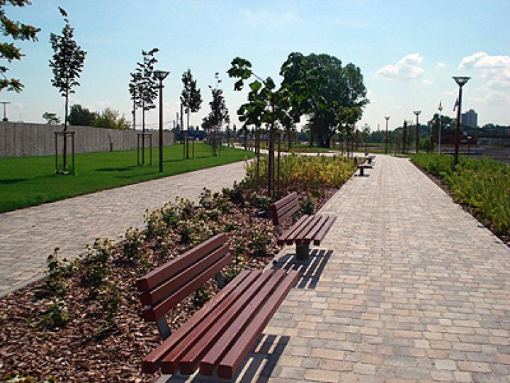 Matériel pour espace vert : Bancs aux abords d'allées fleuries dans un parc public. 