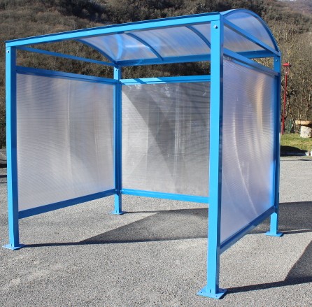 Abri avec polycarbonate alvéolaire