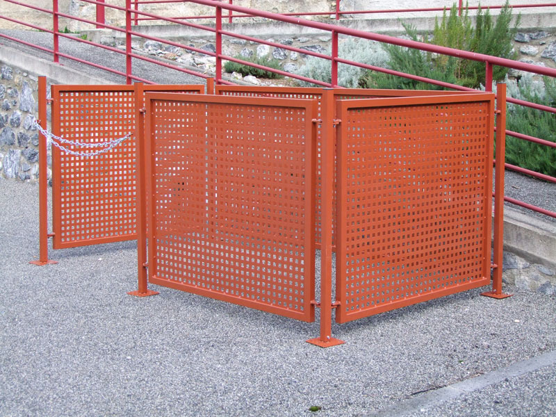 Cache conteneur avec tôle perforée trous carrés (Réf. Site : Déchetterie Carbonne)