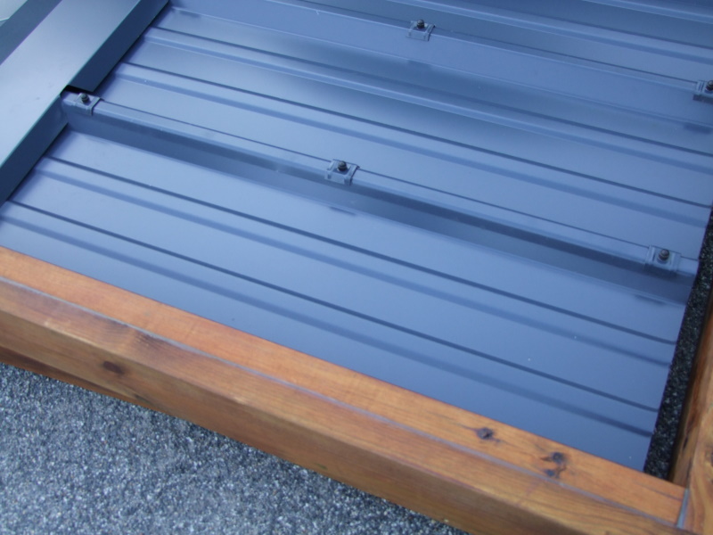 Détail toiture bacacier bleu ardoise