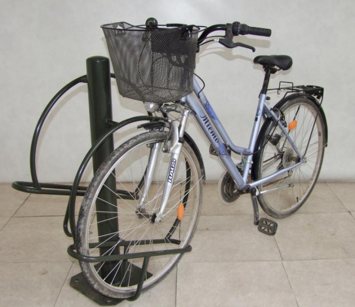 Support cycles avec tête de poteau chapeau bombé