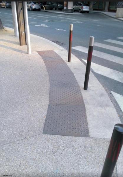 Plaque podotactile fonte en courbe