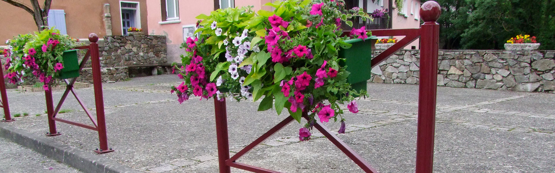 barrière urbaine fabriqué par Pyrénées Equipements, spécialiste du mobilier urbain